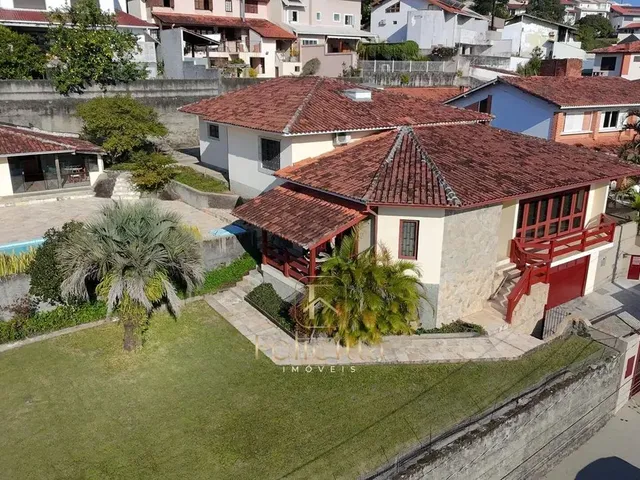 Imagem: Casa com 4 Dormitórios (2 Suítes) no Bairro