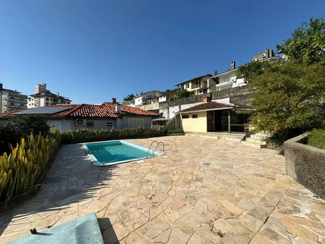 Imagem 14: Casa com 4 Dormitórios (2 Suítes) no Bairro Abraão Florianópolis/Sc