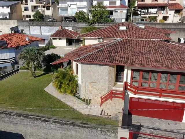 Imagem 3: Casa com 4 Dormitórios (2 Suítes) no Bairro Abraão Florianópolis/Sc