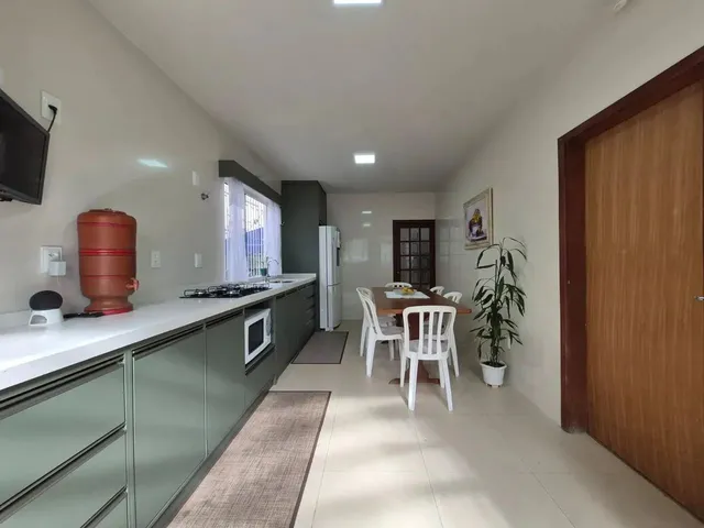 Imagem 9: Ampla Casa com 4 Dormitórios, Sendo 1 Suíte com Hidromassagem em Capoeiras