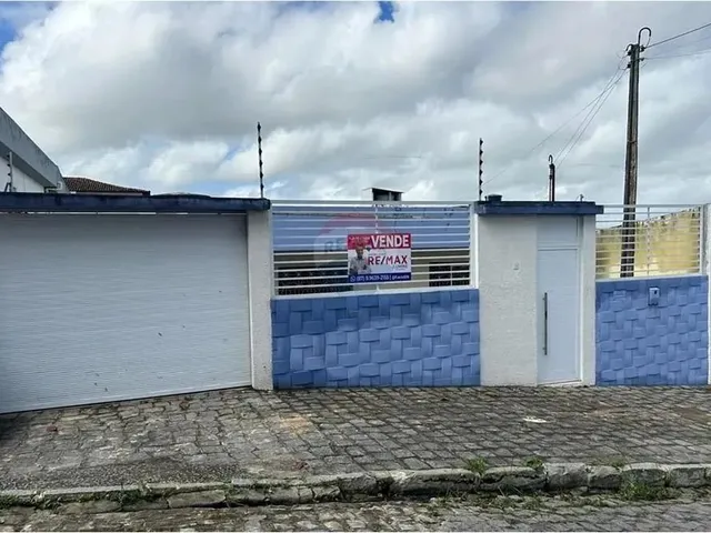 Imagem: A casa possui 4 Dormitórios, 3 Banheiros, 5 Vagas na