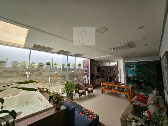 Imagem: A casa em condomínio possui 3 Dormitórios, 2 Suítes, 4