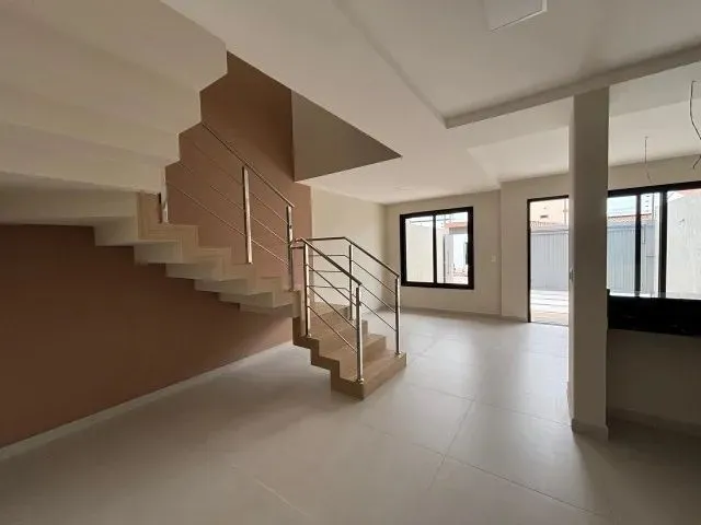 Imagem: A casa possui 4 Dormitórios, 1 Suíte, 3 Banheiros, 2