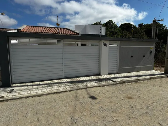 Imagem: A casa possui 3 Dormitórios, 2 Banheiros, 2 Vagas na