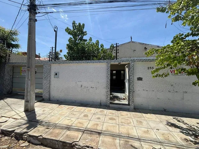 Imagem: A casa possui 4 Dormitórios, 1 Suíte, 4 Banheiros, 4