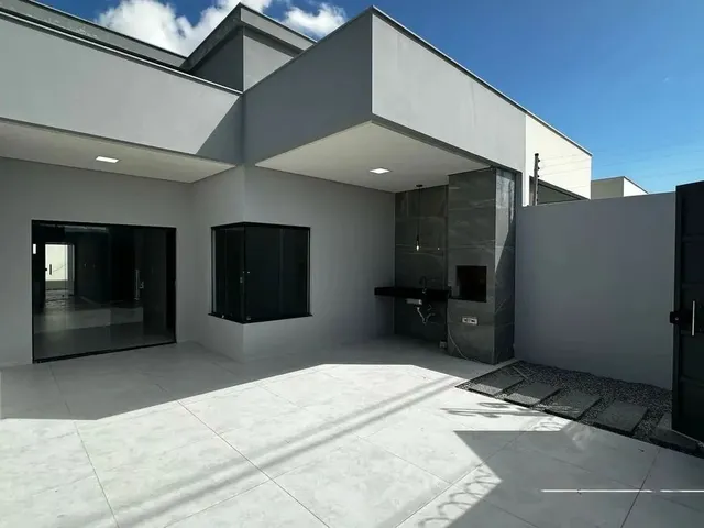 Imagem: A casa possui 3 Dormitórios, 2 Banheiros, 2 Vagas na
