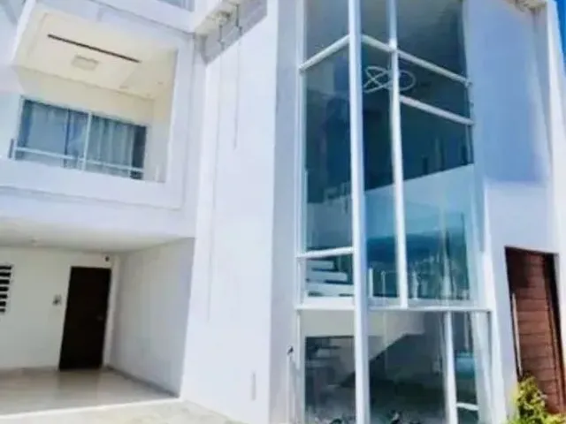 Imagem: A casa possui 5 Dormitórios, 4 Banheiros, 2 Vagas na