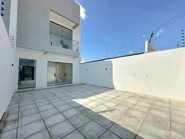 Imagem: Casa À Venda com Três Quartos no Bairro