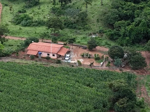 Imagem: A fazenda possui 3 Dormitórios, 2 Banheiros, 2 Vagas na garagem