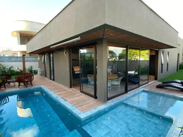 Imagem: A casa possui 4 Dormitórios, 4 Suítes, 5 Banheiros,