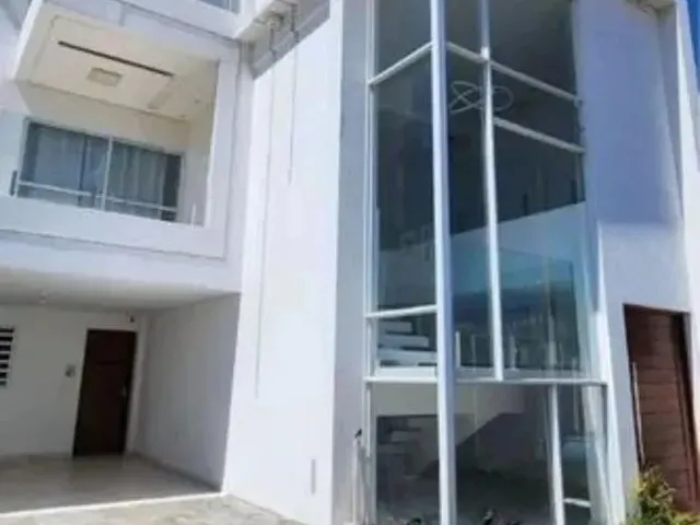 Imagem: A casa possui 5 Dormitórios, 4 Banheiros, 2 Vagas na