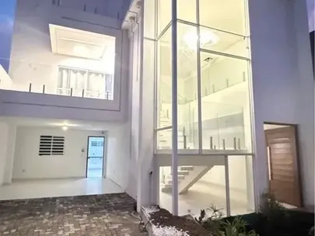 Imagem: A casa possui 2 Dormitórios, 4 Banheiros, 2 Vagas na