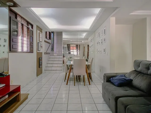 Imagem 2: Vende - Casa com 321M² em Condomínio Fechado, 5 Quartos/4Suítes, Prox Ao Shopping