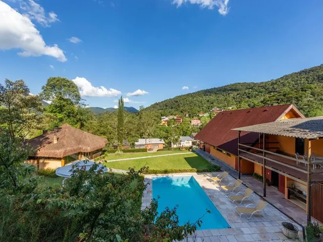 Imagem 1: Casa com 4 Quartos em Condomínio no Comary, Teresópolis