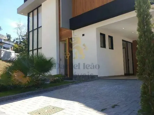 Imagem: Casa À Venda, 4 Quartos, 1 Suíte, 2 Vagas