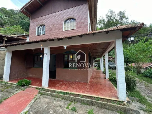Imagem: A casa possui 3 Dormitórios, 3 Suítes, 4 Banheiros, 2 Vagas