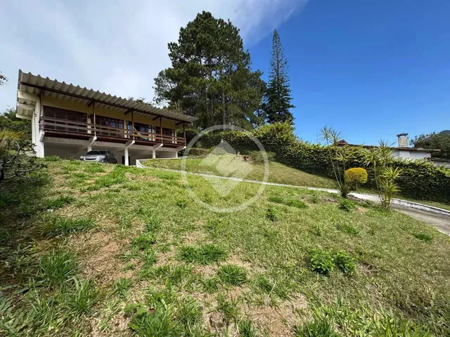 Imagem: A casa possui 5 Dormitórios, 4 Suítes, 5 Banheiros, Acomodam