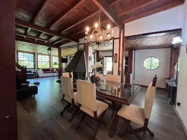 Imagem: Casa com 10 Dormitórios (Sendo 2 Duplos)