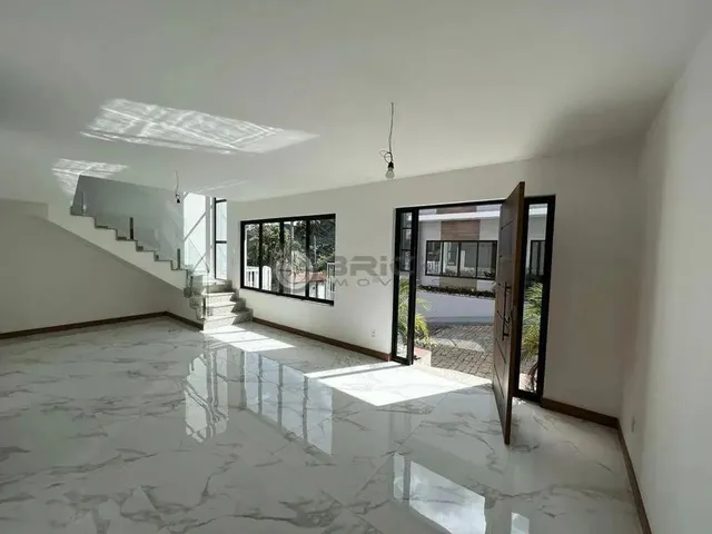 Imagem 2: Casa À Venda com 4 Quartos Sendo 3 Suítes, 150 M² na Várzea - Teresópolis/Rj