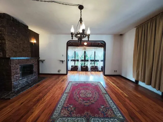 Imagem: Casa com 6 Dormitórios À Venda, 214 M²