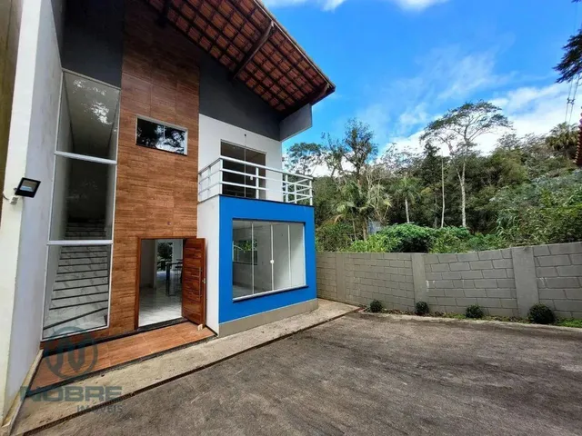 Imagem: A casa possui 4 Dormitórios, 3 Suítes, 5 Banheiros, 2 Vagas