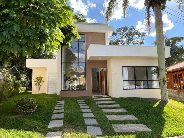Imagem: Casa Moderna e Linear Dentro de Condomínio