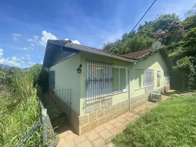 Imagem: A casa possui 5 Dormitórios, 1 Suíte, 4 Banheiros, 1 Vaga