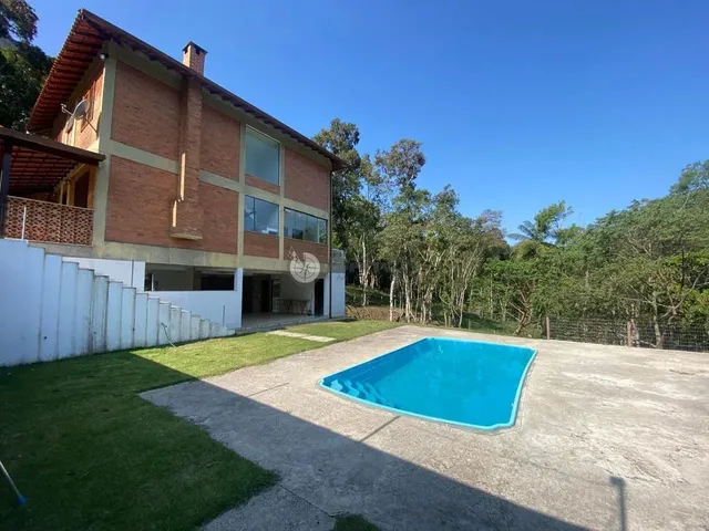 Imagem 1: Casa com 4 Quartos Sendo 1 Suíte, 2.000 M² de Terreno, em Condomínio em Três