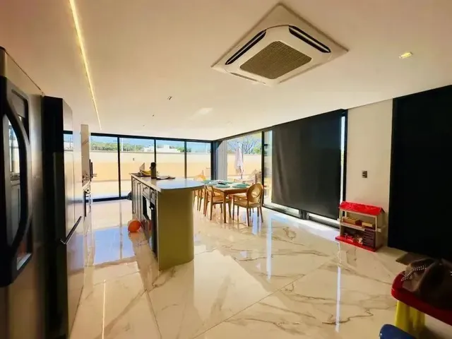 Imagem: A casa em condomínio possui 4 Dormitórios, 3 Suítes, 4