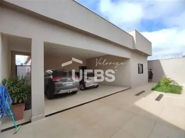 Imagem: A casa possui 3 Dormitórios, 127 Suítes, 3 Banheiros, 4
