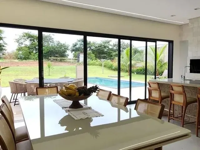 Imagem: A casa em condomínio possui 4 Dormitórios, 4 Suítes, 5 Banheiros