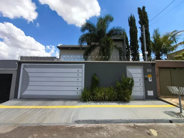 Imagem: A casa possui 4 Dormitórios, 1 Suíte, 3 Banheiros, 3