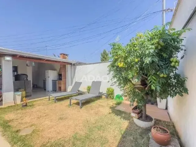Imagem 2: Casa Grande com Varanda de 3 Quartos