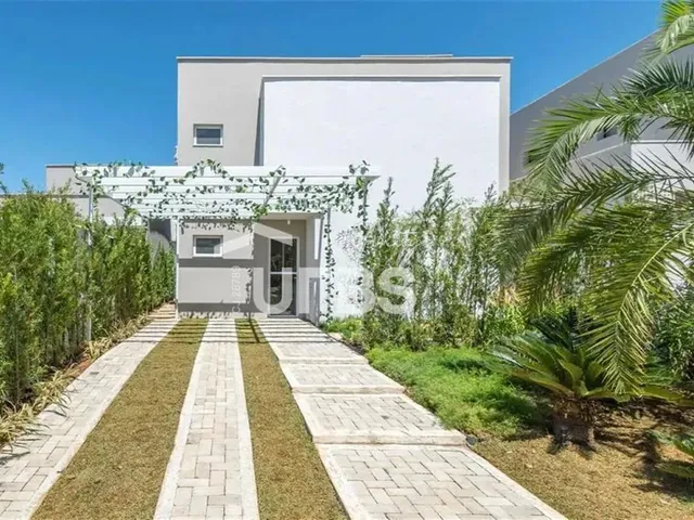 Imagem: A casa em condomínio possui 4 Dormitórios, 3 Suítes, 4