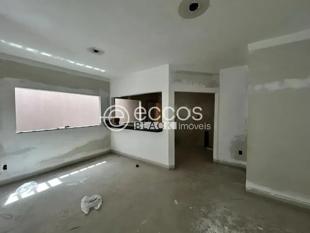 Imagem: Casa À Venda, 3 Quartos, 2 Suítes, 4 Vagas