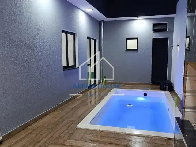 Imagem: A casa possui 3 Dormitórios, 1 Suíte, 2 Banheiros, 4