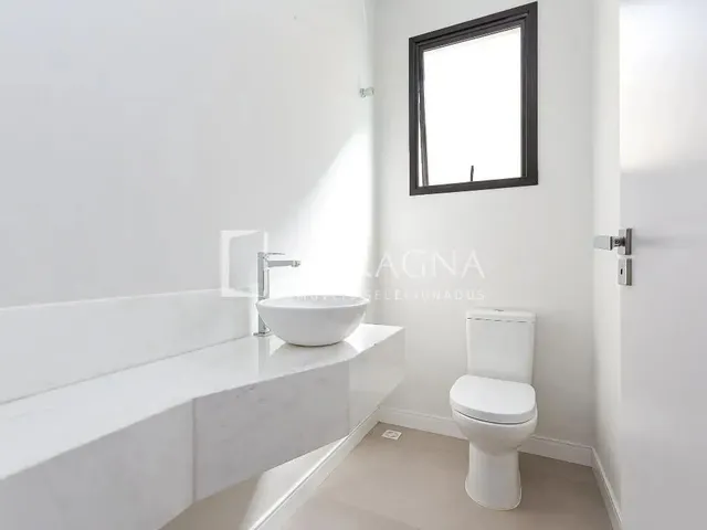 Imagem 2: Casa Nova e Sofisticada em Condomínio Exclusivo de santa Felicidade