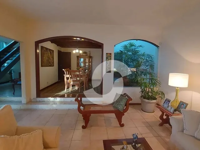 Imagem: A casa possui 5 Dormitórios, 2 Suítes, 5 Banheiros, 3