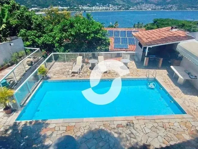 Imagem: A casa possui 5 Dormitórios, 5 Banheiros, 440m² de Área
