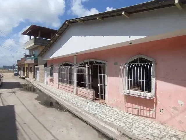 Imagem: A casa possui 4 Dormitórios, 1 Suíte, 2 Banheiros, 208m²