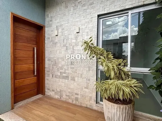 Imagem: A casa possui 3 Dormitórios, 2 Banheiros, 2 Vagas na