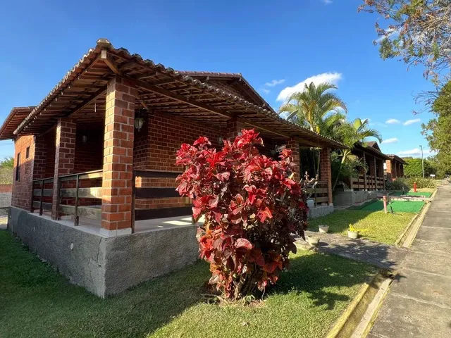 Imagem: A casa em condomínio possui 4 Dormitórios, 2 Suítes, 3 Banheiros
