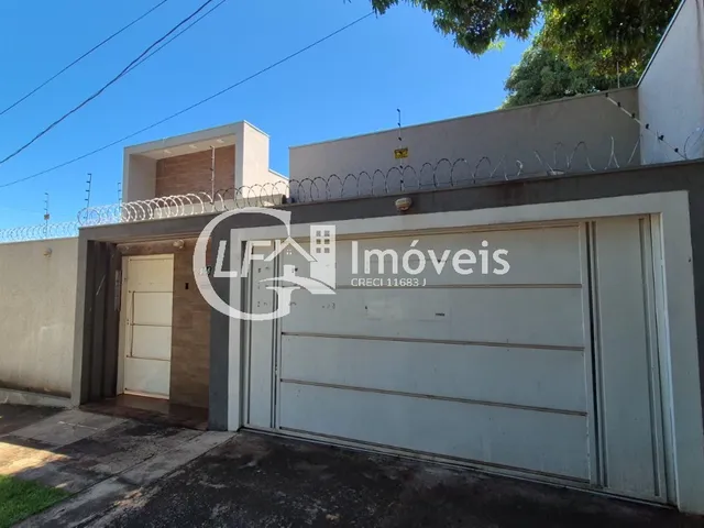 Imagem: A casa possui 3 Dormitórios, 1 Suíte, 4 Vagas na garagem,