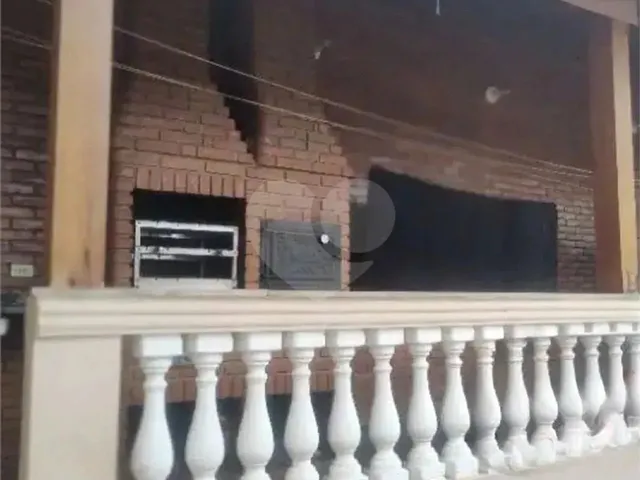 Imagem: A casa possui 3 Dormitórios, 2 Banheiros, 2 Vagas na