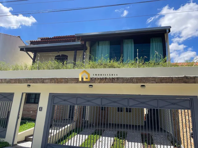 Imagem: A casa possui 4 Dormitórios, 2 Suítes, 5 Banheiros, 4