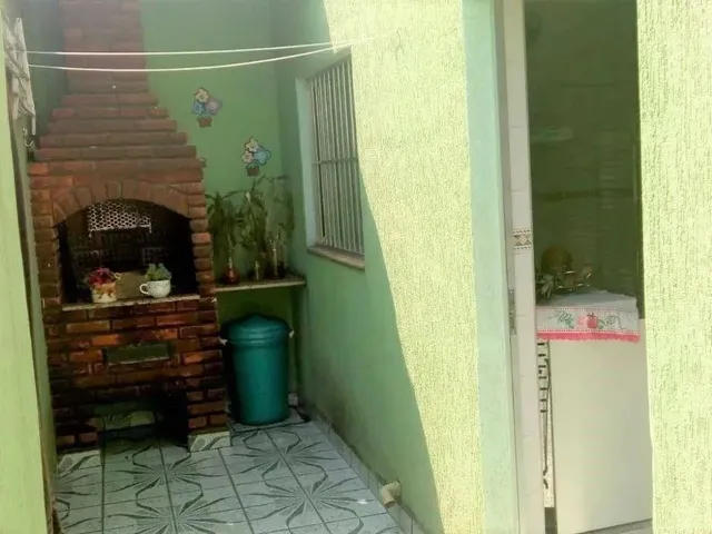 Imagem: A casa possui 3 Dormitórios, 1 Banheiro, 2 Vagas na
