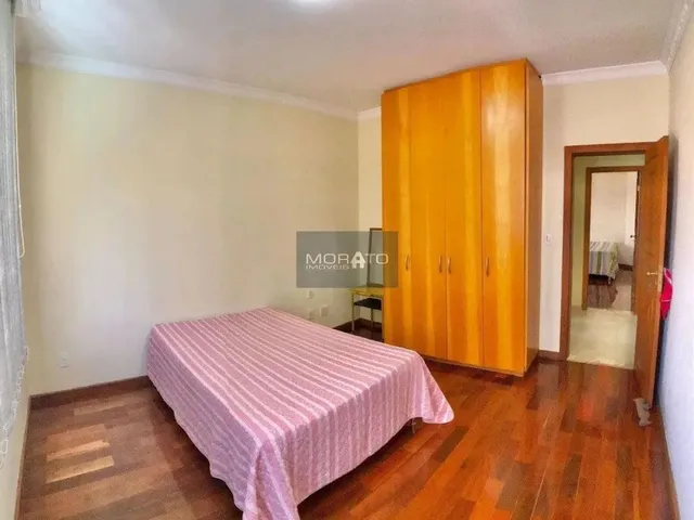 Imagem 15: Casa com 4 Quartos Sendo 1 Suíte com 5 Vagas de Garagem no Bairro Castelo