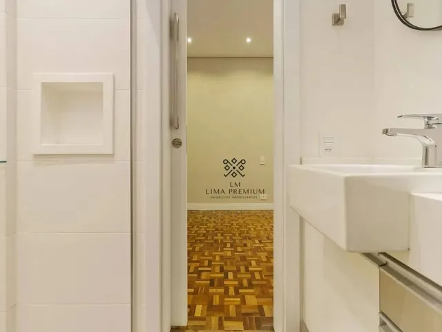 Imagem 16: Apartamento À Venda no Batel com 3 Dormitórios e 101 M² Ideal para Retrofit por R