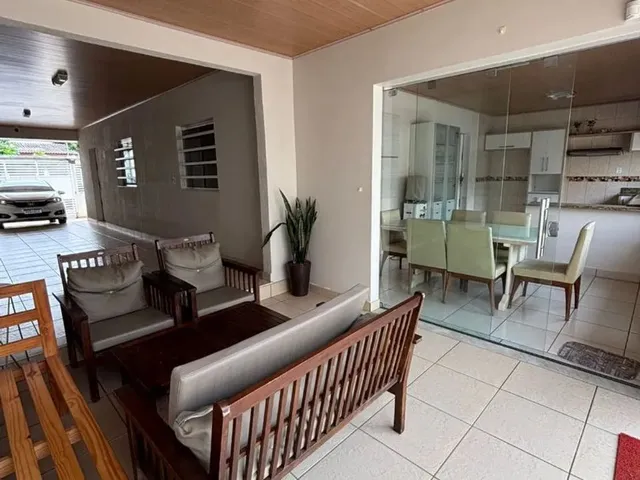 Imagem: A casa possui 3 Dormitórios, 1 Suíte, 2 Banheiros, 3