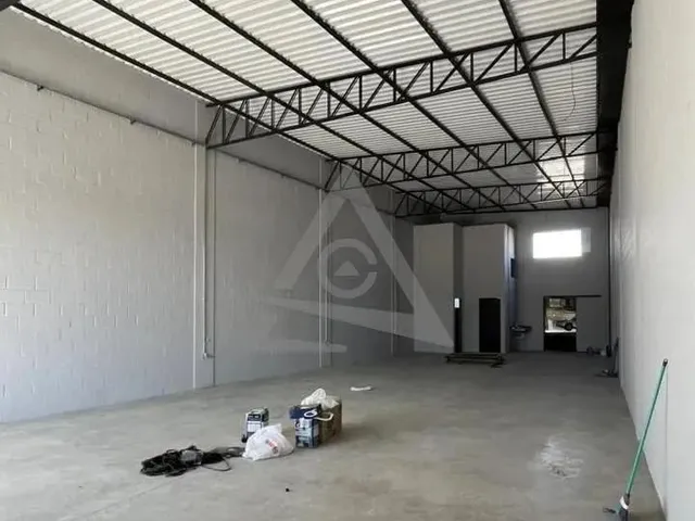 Imagem: O depósito possui 2 Banheiros, 3 Vagas na garagem, 190m²